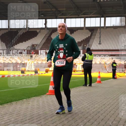 08.12.2024 - St. Pauli X-Mass-Run No. 14 Yannick Fuchs http://msf.ph/oto/7478394 08.12.2024 10:01:11 Ziel 410, 418, 713, 1750, 1773, 2447, 2696, 2808, 2809, 3033 meine-sportfotos.de