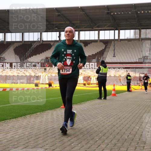 08.12.2024 - St. Pauli X-Mass-Run No. 14 Yannick Fuchs http://msf.ph/oto/7478405 08.12.2024 10:01:12 Ziel 410, 418, 713, 1750, 1773, 2447, 2696, 2808, 2809, 3033 meine-sportfotos.de