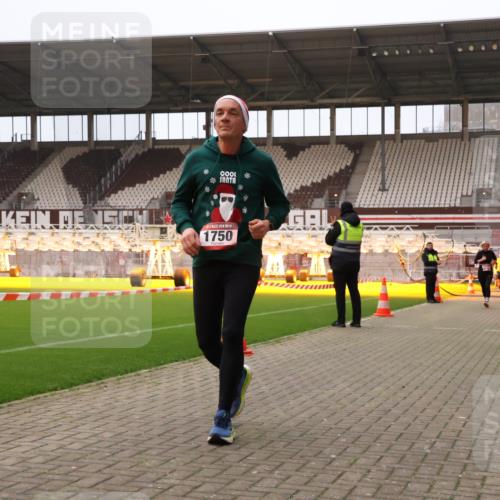 08.12.2024 - St. Pauli X-Mass-Run No. 14 Yannick Fuchs http://msf.ph/oto/7478409 08.12.2024 10:01:12 Ziel 410, 418, 713, 1750, 1773, 2447, 2696, 2808, 2809, 3033 meine-sportfotos.de