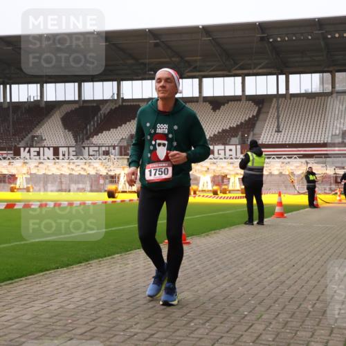08.12.2024 - St. Pauli X-Mass-Run No. 14 Yannick Fuchs http://msf.ph/oto/7478413 08.12.2024 10:01:12 Ziel 410, 418, 713, 1750, 1773, 2447, 2696, 2808, 2809, 3033 meine-sportfotos.de