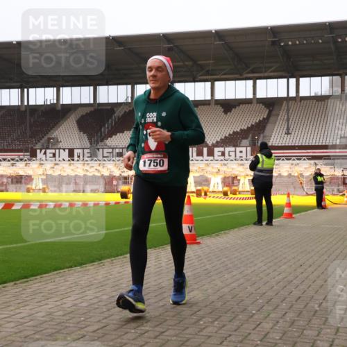 08.12.2024 - St. Pauli X-Mass-Run No. 14 Yannick Fuchs http://msf.ph/oto/7478420 08.12.2024 10:01:12 Ziel 410, 418, 713, 1750, 1773, 2447, 2696, 2808, 2809, 3033 meine-sportfotos.de