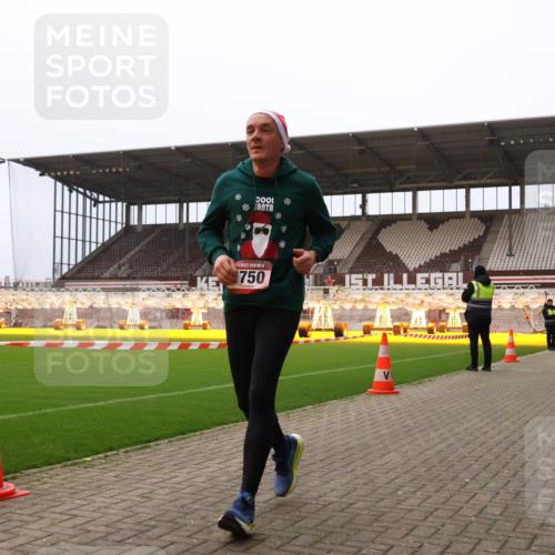08.12.2024 - St. Pauli X-Mass-Run No. 14 Yannick Fuchs http://msf.ph/oto/7478425 08.12.2024 10:01:12 Ziel 410, 418, 713, 1750, 1773, 2447, 2696, 2808, 2809, 3033 meine-sportfotos.de