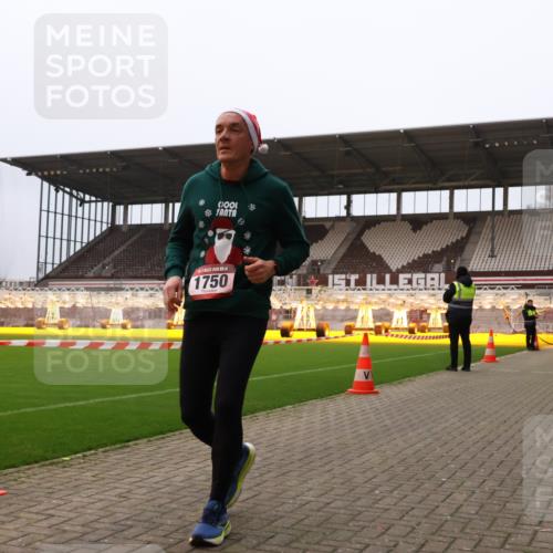 08.12.2024 - St. Pauli X-Mass-Run No. 14 Yannick Fuchs http://msf.ph/oto/7478429 08.12.2024 10:01:12 Ziel 410, 418, 713, 1750, 1773, 2447, 2696, 2808, 2809, 3033 meine-sportfotos.de