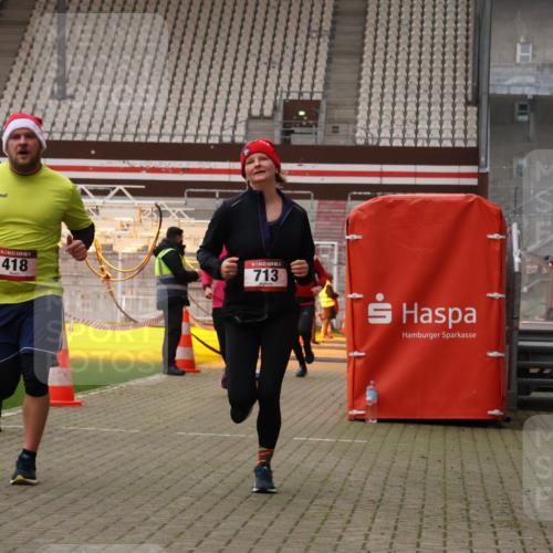 08.12.2024 - St. Pauli X-Mass-Run No. 14 Yannick Fuchs http://msf.ph/oto/7478509 08.12.2024 10:01:22 Ziel 418, 512, 713, 946, 2696 meine-sportfotos.de