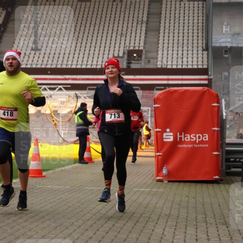 08.12.2024 - St. Pauli X-Mass-Run No. 14 Yannick Fuchs http://msf.ph/oto/7478516 08.12.2024 10:01:23 Ziel 418, 512, 713, 946, 2696 meine-sportfotos.de