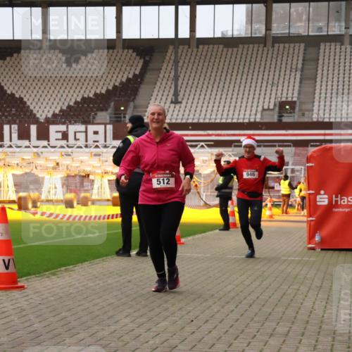 08.12.2024 - St. Pauli X-Mass-Run No. 14 Yannick Fuchs http://msf.ph/oto/7478574 08.12.2024 10:01:27 Ziel 41, 418, 512, 713, 946, 2696, 3340, 3341 meine-sportfotos.de
