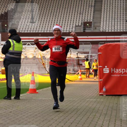 08.12.2024 - St. Pauli X-Mass-Run No. 14 Yannick Fuchs http://msf.ph/oto/7478586 08.12.2024 10:01:28 Ziel 41, 418, 512, 713, 946, 2696, 3340, 3341 meine-sportfotos.de