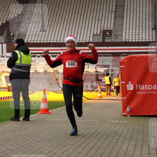 08.12.2024 - St. Pauli X-Mass-Run No. 14 Yannick Fuchs http://msf.ph/oto/7478589 08.12.2024 10:01:28 Ziel 41, 418, 512, 713, 946, 2696, 3340, 3341 meine-sportfotos.de