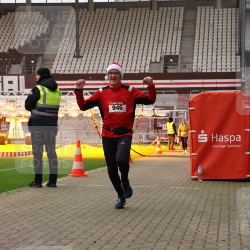 08.12.2024 - St. Pauli X-Mass-Run No. 14 Yannick Fuchs http://msf.ph/oto/7478597 08.12.2024 10:01:28 Ziel 41, 418, 512, 713, 946, 2696, 3340, 3341 meine-sportfotos.de