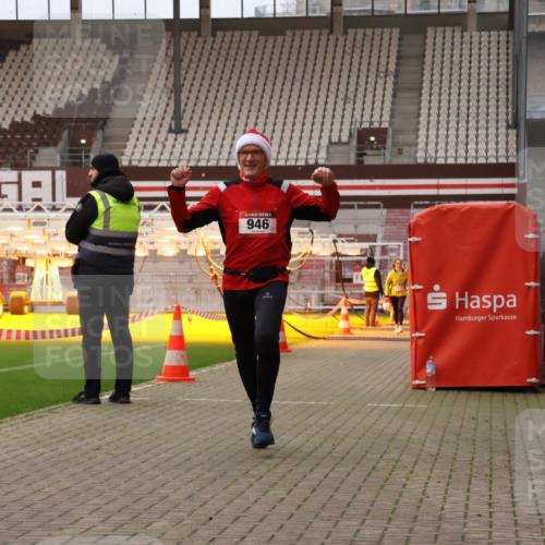 08.12.2024 - St. Pauli X-Mass-Run No. 14 Yannick Fuchs http://msf.ph/oto/7478600 08.12.2024 10:01:29 Ziel 41, 418, 512, 713, 946, 2696, 2818, 3340, 3341 meine-sportfotos.de