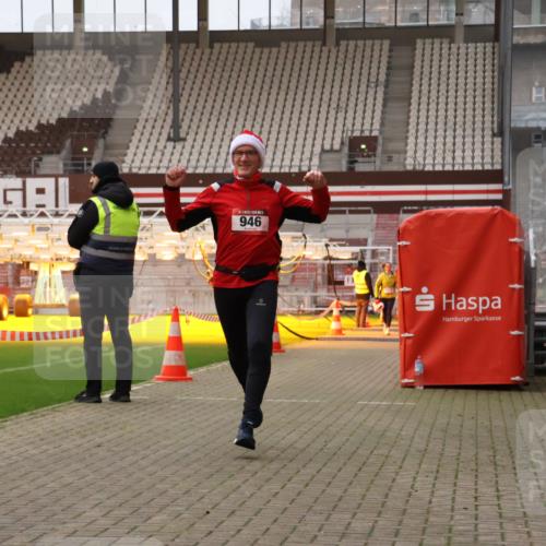 08.12.2024 - St. Pauli X-Mass-Run No. 14 Yannick Fuchs http://msf.ph/oto/7478603 08.12.2024 10:01:29 Ziel 41, 418, 512, 713, 946, 2696, 2818, 3340, 3341 meine-sportfotos.de