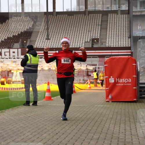 08.12.2024 - St. Pauli X-Mass-Run No. 14 Yannick Fuchs http://msf.ph/oto/7478606 08.12.2024 10:01:29 Ziel 41, 418, 512, 713, 946, 2696, 2818, 3340, 3341 meine-sportfotos.de