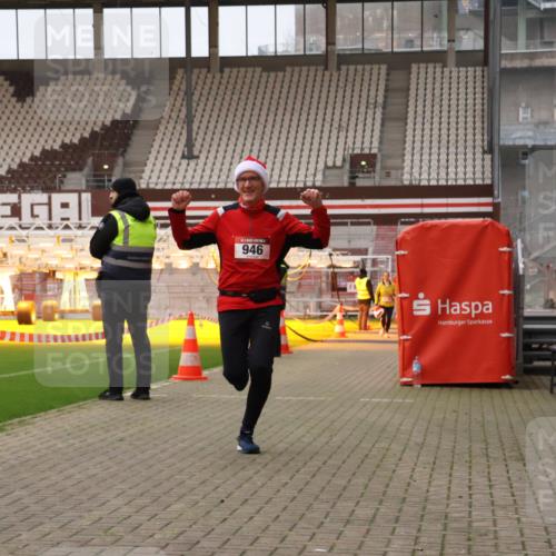 08.12.2024 - St. Pauli X-Mass-Run No. 14 Yannick Fuchs http://msf.ph/oto/7478609 08.12.2024 10:01:29 Ziel 41, 418, 512, 713, 946, 2696, 2818, 3340, 3341 meine-sportfotos.de