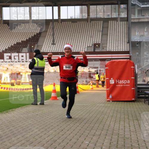 08.12.2024 - St. Pauli X-Mass-Run No. 14 Yannick Fuchs http://msf.ph/oto/7478613 08.12.2024 10:01:29 Ziel 41, 418, 512, 713, 946, 2696, 2818, 3340, 3341 meine-sportfotos.de