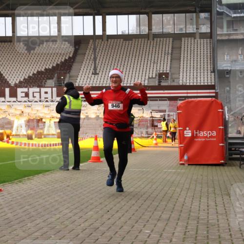 08.12.2024 - St. Pauli X-Mass-Run No. 14 Yannick Fuchs http://msf.ph/oto/7478617 08.12.2024 10:01:29 Ziel 41, 418, 512, 713, 946, 2696, 2818, 3340, 3341 meine-sportfotos.de