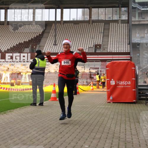 08.12.2024 - St. Pauli X-Mass-Run No. 14 Yannick Fuchs http://msf.ph/oto/7478622 08.12.2024 10:01:29 Ziel 41, 418, 512, 713, 946, 2696, 2818, 3340, 3341 meine-sportfotos.de