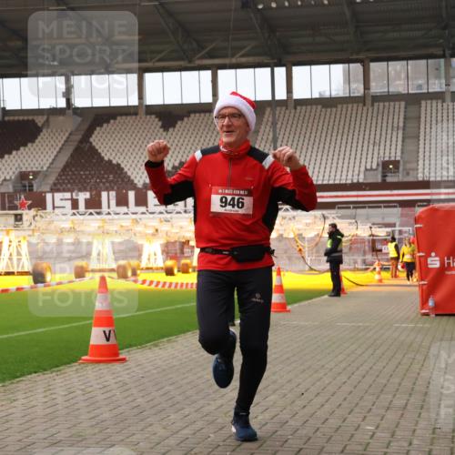 08.12.2024 - St. Pauli X-Mass-Run No. 14 Yannick Fuchs http://msf.ph/oto/7478645 08.12.2024 10:01:30 Ziel 41, 418, 512, 713, 946, 1246, 2696, 2818, 3340, 3341 meine-sportfotos.de