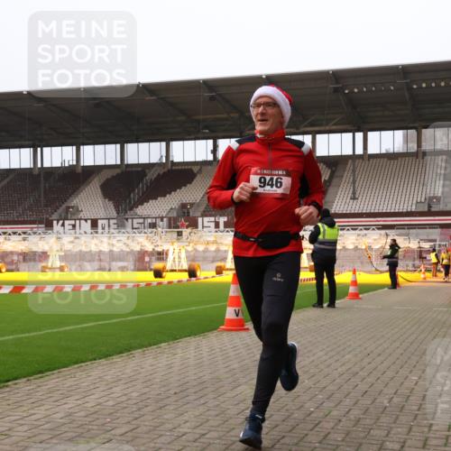 08.12.2024 - St. Pauli X-Mass-Run No. 14 Yannick Fuchs http://msf.ph/oto/7478661 08.12.2024 10:01:31 Ziel 41, 512, 713, 946, 1246, 2696, 2818, 3254, 3340, 3341 meine-sportfotos.de