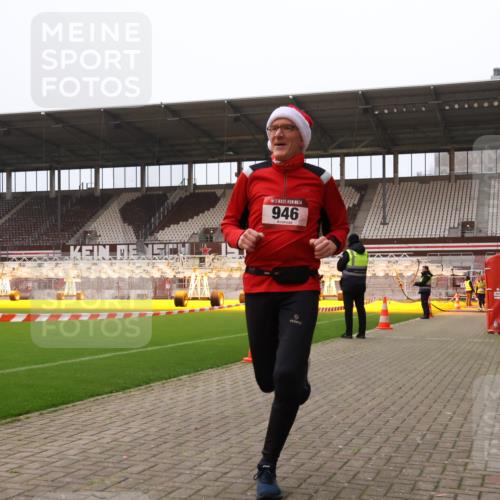 08.12.2024 - St. Pauli X-Mass-Run No. 14 Yannick Fuchs http://msf.ph/oto/7478664 08.12.2024 10:01:31 Ziel 41, 512, 713, 946, 1246, 2696, 2818, 3254, 3340, 3341 meine-sportfotos.de