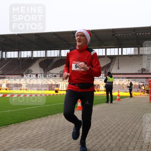 08.12.2024 - St. Pauli X-Mass-Run No. 14 Yannick Fuchs http://msf.ph/oto/7478671 08.12.2024 10:01:31 Ziel 41, 512, 713, 946, 1246, 2696, 2818, 3254, 3340, 3341 meine-sportfotos.de