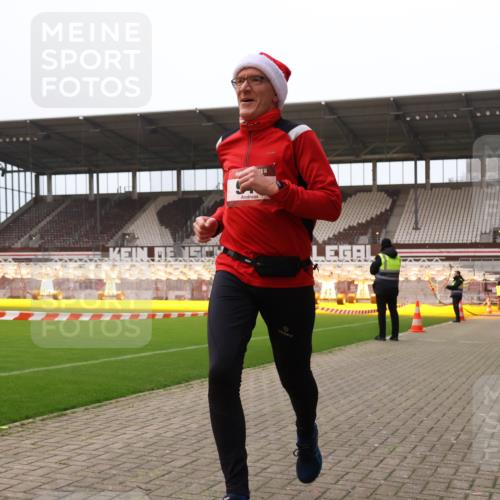 08.12.2024 - St. Pauli X-Mass-Run No. 14 Yannick Fuchs http://msf.ph/oto/7478677 08.12.2024 10:01:31 Ziel 41, 512, 713, 946, 1246, 2696, 2818, 3254, 3340, 3341 meine-sportfotos.de