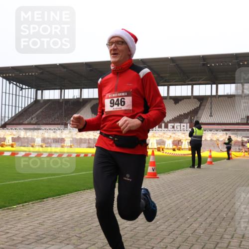 08.12.2024 - St. Pauli X-Mass-Run No. 14 Yannick Fuchs http://msf.ph/oto/7478681 08.12.2024 10:01:31 Ziel 41, 512, 713, 946, 1246, 2696, 2818, 3254, 3340, 3341 meine-sportfotos.de