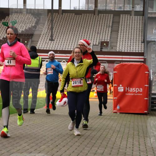 08.12.2024 - St. Pauli X-Mass-Run No. 14 Yannick Fuchs http://msf.ph/oto/7478705 08.12.2024 10:01:42 Ziel 41, 1246, 1751, 2818, 2833, 3254, 3340, 3341 meine-sportfotos.de