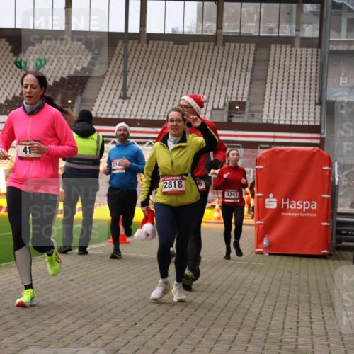 08.12.2024 - St. Pauli X-Mass-Run No. 14 Yannick Fuchs http://msf.ph/oto/7478707 08.12.2024 10:01:42 Ziel 41, 1246, 1751, 2818, 2833, 3254, 3340, 3341 meine-sportfotos.de