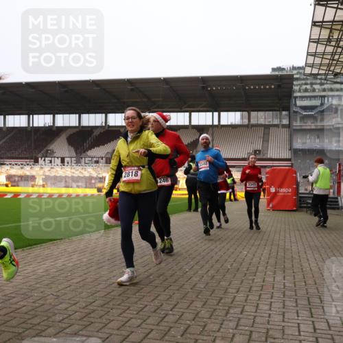 08.12.2024 - St. Pauli X-Mass-Run No. 14 Yannick Fuchs http://msf.ph/oto/7478749 08.12.2024 10:01:44 Ziel 41, 86, 1246, 1751, 2302, 2818, 2833, 3254, 3340, 3341 meine-sportfotos.de