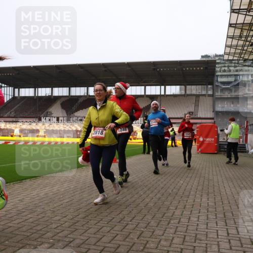 08.12.2024 - St. Pauli X-Mass-Run No. 14 Yannick Fuchs http://msf.ph/oto/7478751 08.12.2024 10:01:44 Ziel 41, 86, 1246, 1751, 2302, 2818, 2833, 3254, 3340, 3341 meine-sportfotos.de