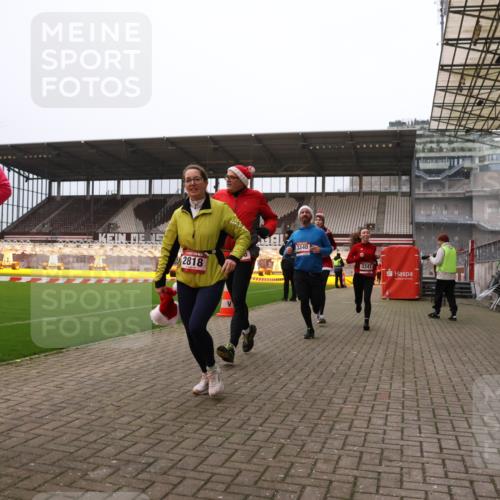 08.12.2024 - St. Pauli X-Mass-Run No. 14 Yannick Fuchs http://msf.ph/oto/7478755 08.12.2024 10:01:44 Ziel 41, 86, 1246, 1751, 2302, 2818, 2833, 3254, 3340, 3341 meine-sportfotos.de