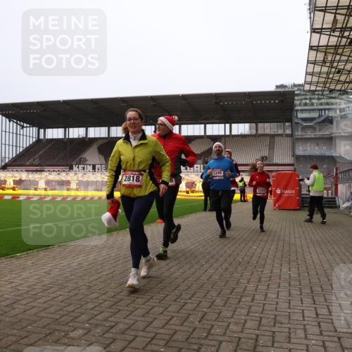 08.12.2024 - St. Pauli X-Mass-Run No. 14 Yannick Fuchs http://msf.ph/oto/7478757 08.12.2024 10:01:45 Ziel 41, 86, 1246, 1751, 2302, 2361, 2362, 2818, 2826, 2833, 3254, 3340, 3341 meine-sportfotos.de