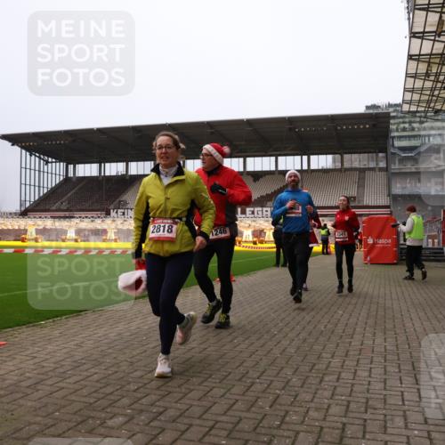 08.12.2024 - St. Pauli X-Mass-Run No. 14 Yannick Fuchs http://msf.ph/oto/7478764 08.12.2024 10:01:45 Ziel 41, 86, 1246, 1751, 2302, 2361, 2362, 2818, 2826, 2833, 3254, 3340, 3341 meine-sportfotos.de