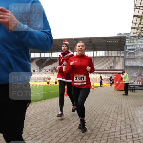08.12.2024 - St. Pauli X-Mass-Run No. 14 Yannick Fuchs http://msf.ph/oto/7478787 08.12.2024 10:01:46 Ziel 41, 86, 1246, 1751, 2302, 2361, 2362, 2818, 2826, 2833, 3093, 3254, 3340, 3341 meine-sportfotos.de