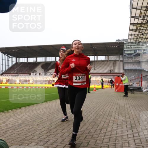 08.12.2024 - St. Pauli X-Mass-Run No. 14 Yannick Fuchs http://msf.ph/oto/7478791 08.12.2024 10:01:47 Ziel 41, 86, 1246, 1751, 2302, 2361, 2362, 2818, 2826, 2833, 3093, 3254, 3340, 3341 meine-sportfotos.de