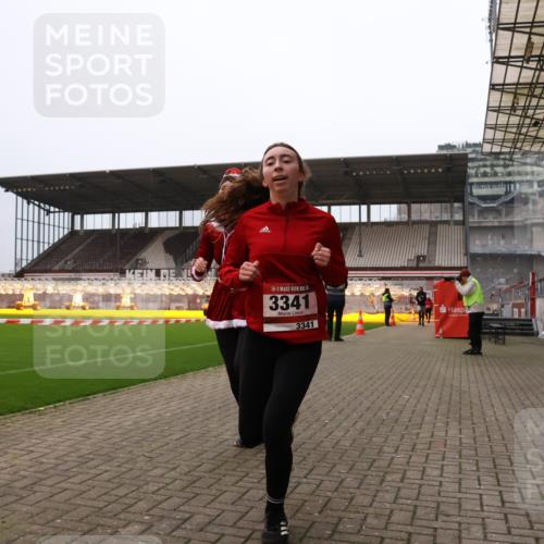08.12.2024 - St. Pauli X-Mass-Run No. 14 Yannick Fuchs http://msf.ph/oto/7478795 08.12.2024 10:01:47 Ziel 41, 86, 1246, 1751, 2302, 2361, 2362, 2818, 2826, 2833, 3093, 3254, 3340, 3341 meine-sportfotos.de