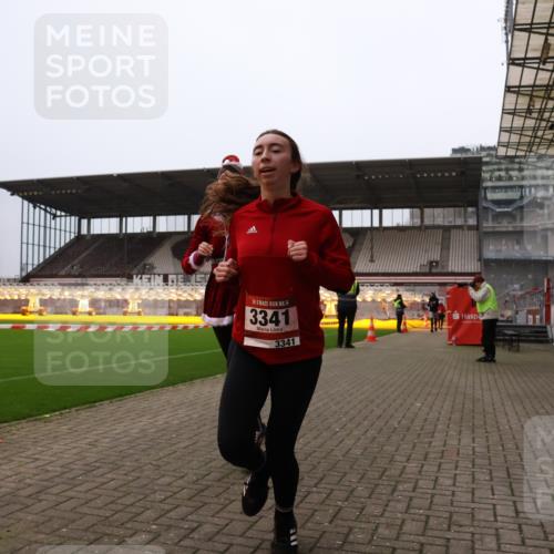 08.12.2024 - St. Pauli X-Mass-Run No. 14 Yannick Fuchs http://msf.ph/oto/7478798 08.12.2024 10:01:47 Ziel 41, 86, 1246, 1751, 2302, 2361, 2362, 2818, 2826, 2833, 3093, 3254, 3340, 3341 meine-sportfotos.de