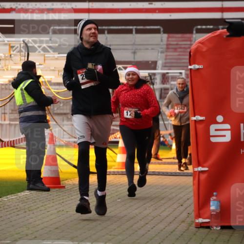 08.12.2024 - St. Pauli X-Mass-Run No. 14 Yannick Fuchs http://msf.ph/oto/7478814 08.12.2024 10:01:49 Ziel 41, 86, 1246, 1751, 2302, 2361, 2362, 2818, 2826, 2833, 3093, 3254, 3340, 3341 meine-sportfotos.de