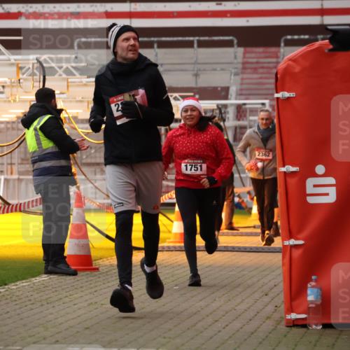 08.12.2024 - St. Pauli X-Mass-Run No. 14 Yannick Fuchs http://msf.ph/oto/7478818 08.12.2024 10:01:50 Ziel 41, 86, 1246, 1751, 2302, 2361, 2362, 2818, 2826, 2833, 3093, 3254, 3340, 3341 meine-sportfotos.de