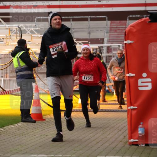 08.12.2024 - St. Pauli X-Mass-Run No. 14 Yannick Fuchs http://msf.ph/oto/7478821 08.12.2024 10:01:50 Ziel 41, 86, 1246, 1751, 2302, 2361, 2362, 2818, 2826, 2833, 3093, 3254, 3340, 3341 meine-sportfotos.de