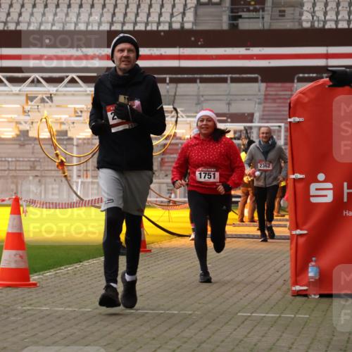 08.12.2024 - St. Pauli X-Mass-Run No. 14 Yannick Fuchs http://msf.ph/oto/7478829 08.12.2024 10:01:51 Ziel 41, 86, 1246, 1751, 2302, 2361, 2362, 2817, 2818, 2826, 2833, 3093, 3254, 3340, 3341 meine-sportfotos.de