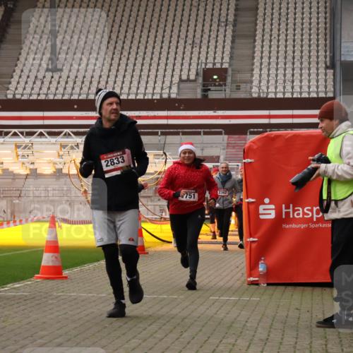 08.12.2024 - St. Pauli X-Mass-Run No. 14 Yannick Fuchs http://msf.ph/oto/7478832 08.12.2024 10:01:52 Ziel 86, 1246, 1751, 2302, 2361, 2362, 2817, 2818, 2826, 2833, 3093, 3254, 3341 meine-sportfotos.de