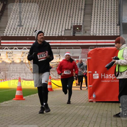 08.12.2024 - St. Pauli X-Mass-Run No. 14 Yannick Fuchs http://msf.ph/oto/7478835 08.12.2024 10:01:52 Ziel 86, 1246, 1751, 2302, 2361, 2362, 2817, 2818, 2826, 2833, 3093, 3254, 3341 meine-sportfotos.de