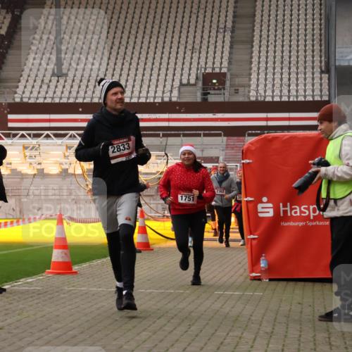 08.12.2024 - St. Pauli X-Mass-Run No. 14 Yannick Fuchs http://msf.ph/oto/7478840 08.12.2024 10:01:52 Ziel 86, 1246, 1751, 2302, 2361, 2362, 2817, 2818, 2826, 2833, 3093, 3254, 3341 meine-sportfotos.de