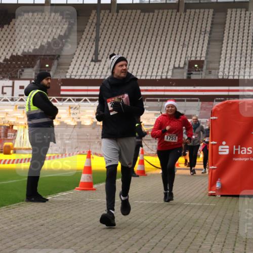 08.12.2024 - St. Pauli X-Mass-Run No. 14 Yannick Fuchs http://msf.ph/oto/7478844 08.12.2024 10:01:52 Ziel 86, 1246, 1751, 2302, 2361, 2362, 2817, 2818, 2826, 2833, 3093, 3254, 3341 meine-sportfotos.de