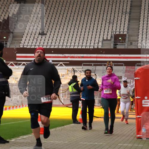 08.12.2024 - St. Pauli X-Mass-Run No. 14 Yannick Fuchs http://msf.ph/oto/7479020 08.12.2024 10:02:04 Ziel 86, 588, 1784, 2302, 2361, 2362, 2780, 2817, 2826, 2965, 3093, 3304 meine-sportfotos.de