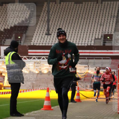 08.12.2024 - St. Pauli X-Mass-Run No. 14 Yannick Fuchs http://msf.ph/oto/7479205 08.12.2024 10:02:14 Ziel 588, 838, 1784, 2780, 2817, 2965, 3255, 3304 meine-sportfotos.de