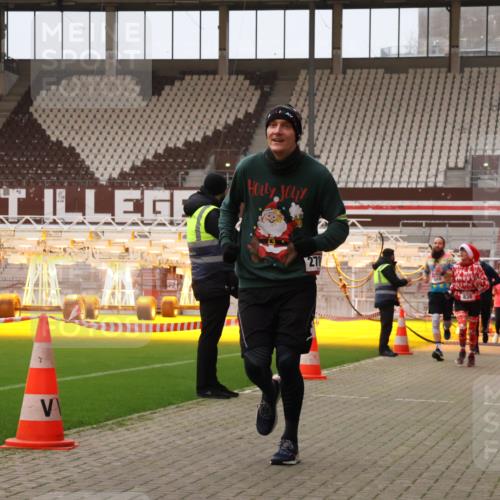 08.12.2024 - St. Pauli X-Mass-Run No. 14 Yannick Fuchs http://msf.ph/oto/7479209 08.12.2024 10:02:15 Ziel 588, 838, 1784, 2780, 2817, 2965, 3255, 3304 meine-sportfotos.de