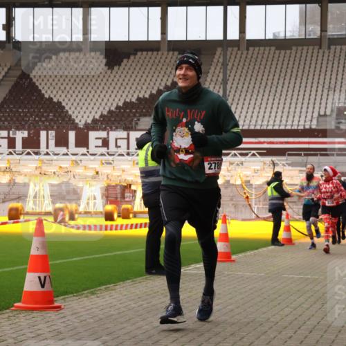08.12.2024 - St. Pauli X-Mass-Run No. 14 Yannick Fuchs http://msf.ph/oto/7479216 08.12.2024 10:02:15 Ziel 588, 838, 1784, 2780, 2817, 2965, 3255, 3304 meine-sportfotos.de