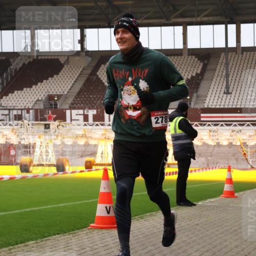 08.12.2024 - St. Pauli X-Mass-Run No. 14 Yannick Fuchs http://msf.ph/oto/7479221 08.12.2024 10:02:16 Ziel 588, 838, 1784, 2780, 2817, 2965, 3255, 3304 meine-sportfotos.de